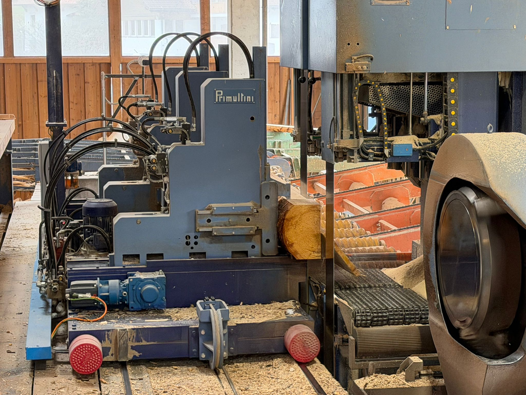 Dettaglio del centro di taglio e della lavorazione del legno